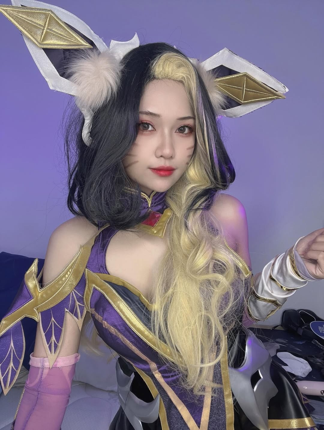 Mái tóc dài, chia thành hai màu đen và vàng bạch kim, cùng với đôi tai Hồ Ly cỡ lớn, được chế tác tỉ mỉ, tạo nên vẻ ngoài vừa bí ẩn vừa đáng yêu. (Ảnh: IGNV)