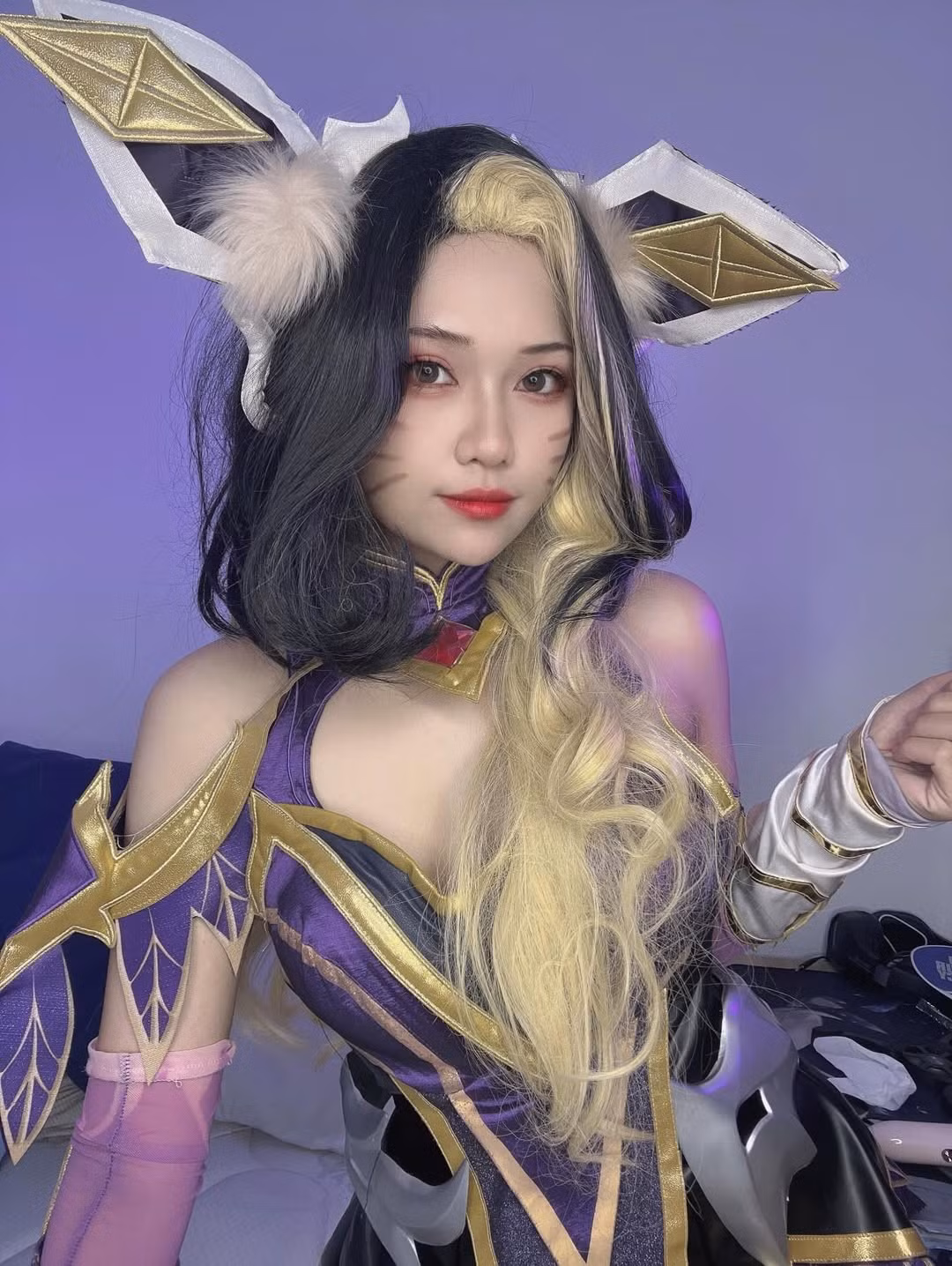 Mái tóc dài, chia thành hai màu đen và vàng bạch kim, cùng với đôi tai Hồ Ly cỡ lớn, được chế tác tỉ mỉ, tạo nên vẻ ngoài vừa bí ẩn vừa đáng yêu. (Ảnh: IGNV)