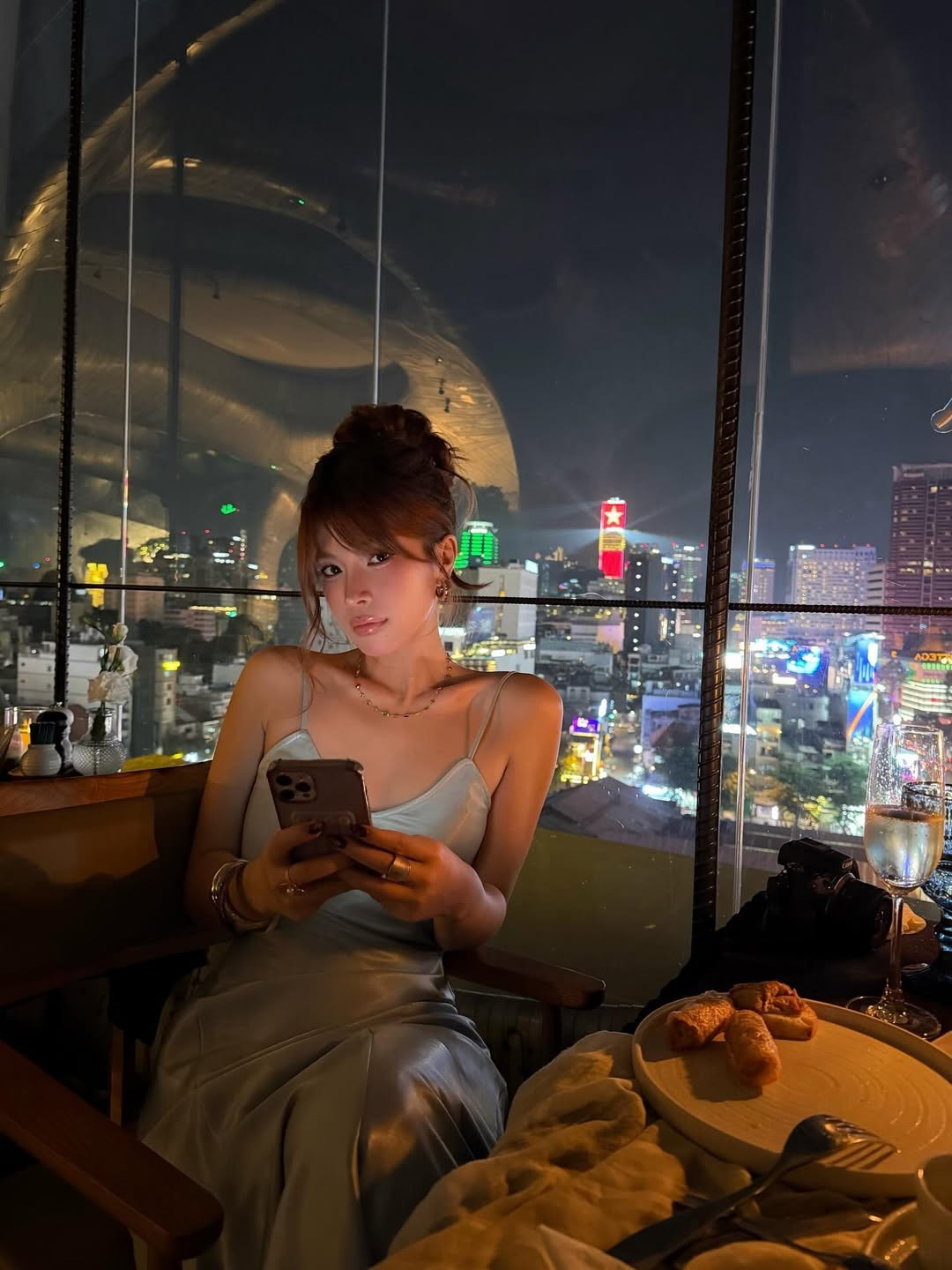 Trưởng thành từ lò đào tạo danh tiếng HAGL JMG, Lê Minh Bình từng được mệnh danh là "sát thủ" ở các cấp độ trẻ U19, U22 Việt Nam. Với tốc độ và khả năng dứt điểm sắc bén, anh luôn là cái tên nhận được nhiều sự kỳ vọng. (Ảnh: IG @hiann_)