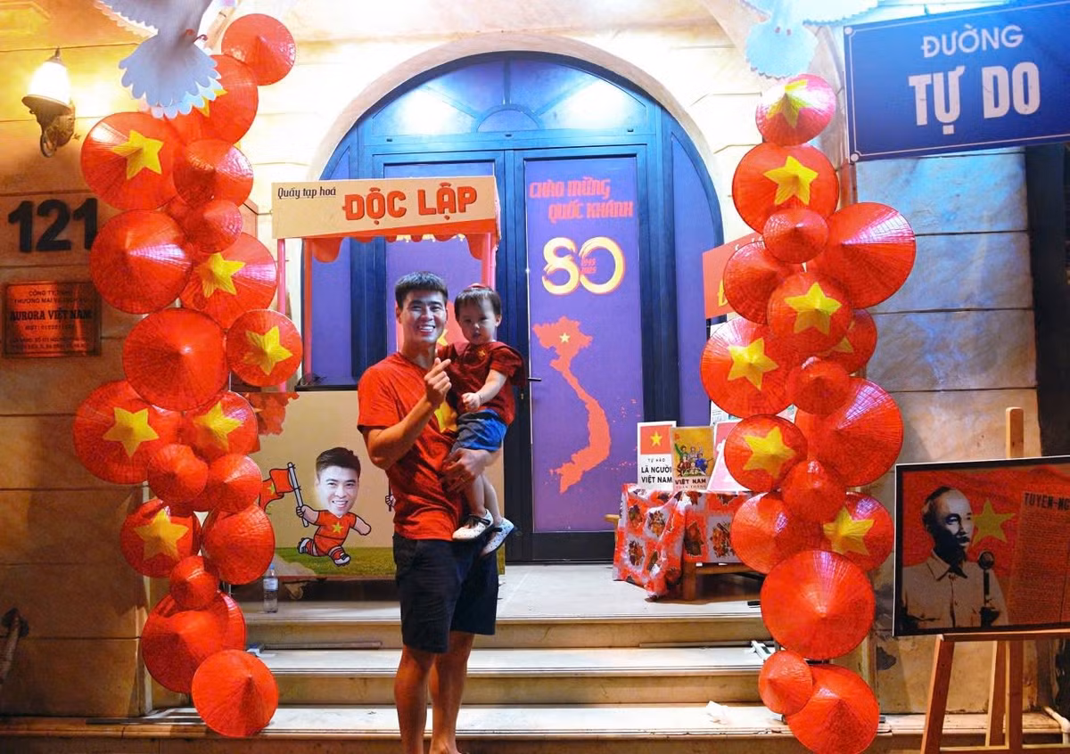 Phía trước cửa căn nhà trong những bức ảnh được Duy Mạnh đăng tải, vợ chồn anh đã trang trí bằng nhiều nón lá, cờ đỏ sao vàng, chim bồ câu hay tiểu cảnh sạp báo, bàn uống nước. (Ảnh: FB Đỗ Duy Mạnh)