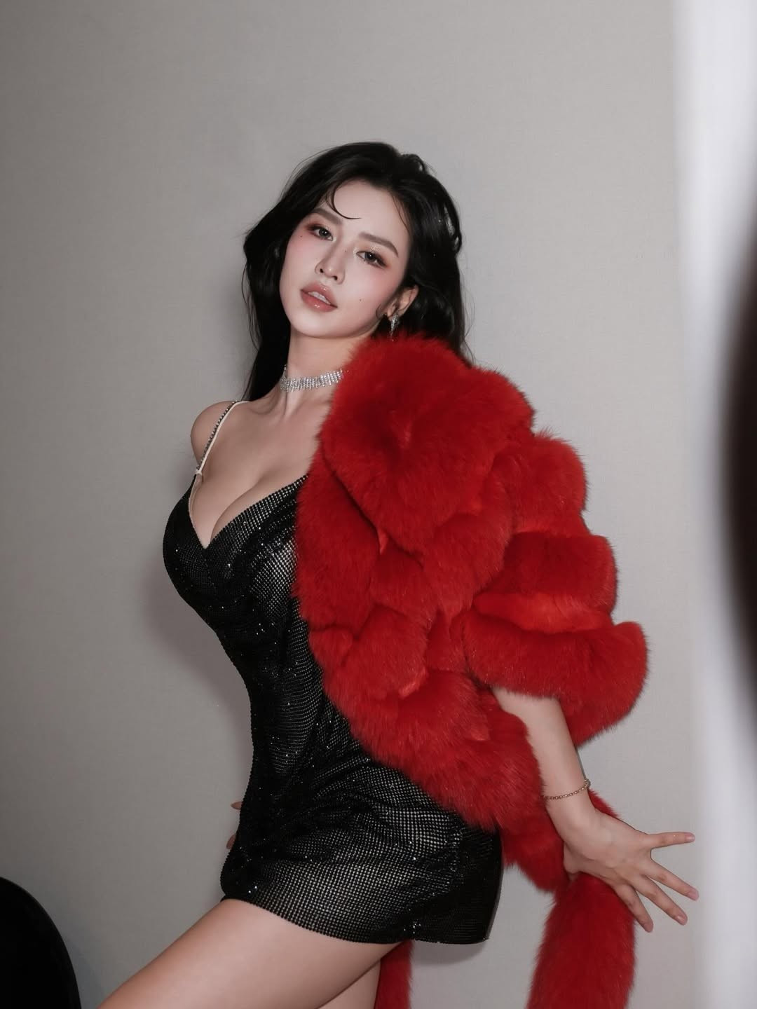 Ở dưới phần bình luận, hàng loạt lời khen đến từ người hâm mộ thể hiện sự xuýt xoa với sự cuốn hút của Quyên Qui: "Mê quá", "người gì mà đẹp thế này". (Ảnh: IGNV)