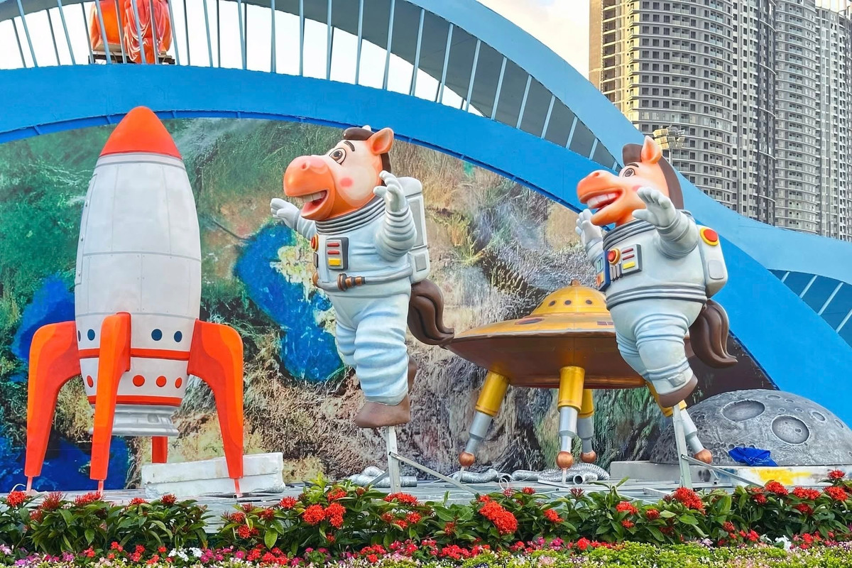 "Nhìn cái mặt cọc y hệt mình khi đang đi du lịch mà sếp nhắn tin check công việc", "Tết rồi còn bắt chạy deadline" - nhiều tài khoản Facebook chia sẻ hài hước.