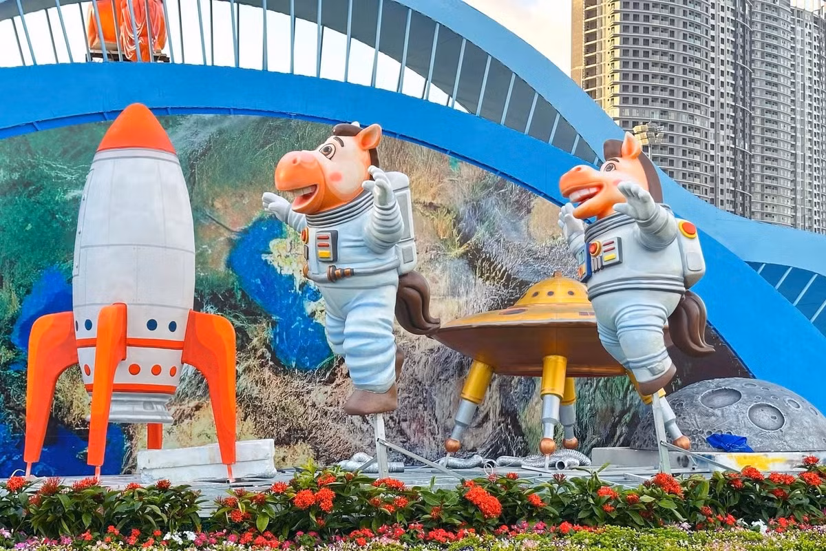 "Nhìn cái mặt cọc y hệt mình khi đang đi du lịch mà sếp nhắn tin check công việc", "Tết rồi còn bắt chạy deadline" - nhiều tài khoản Facebook chia sẻ hài hước.