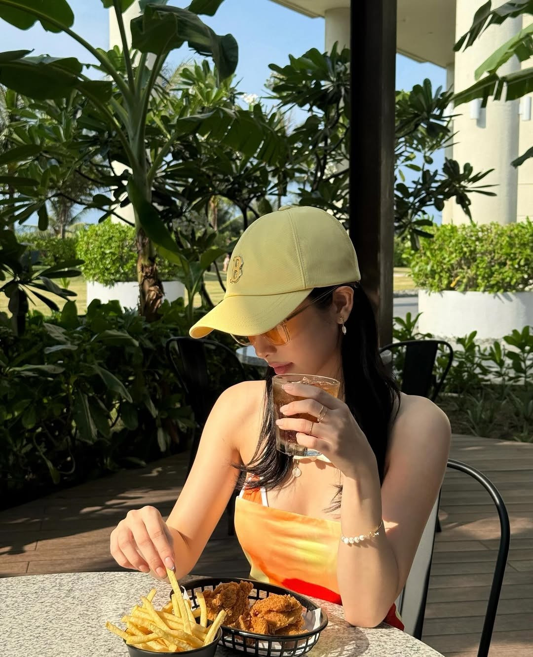 Cách phối đồ này không chỉ tôn lên làn da trắng sáng của cô mà còn toát lên vẻ thoải mái, rất hợp với không khí nghỉ dưỡng. (Ảnh: IGNV)