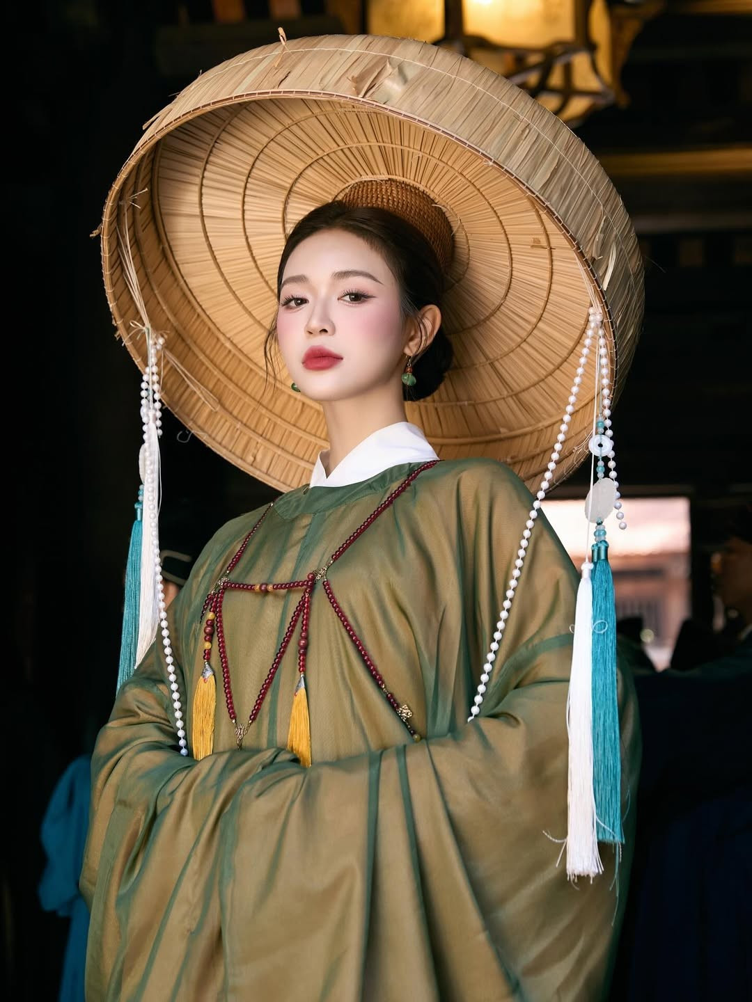 Xuất hiện trong bộ ảnh mới nhất, Mai Hà Hoàng Yến lựa chọn bộ trang phục mang hơi hướng thời Nguyễn, kết hợp giữa áo Ngũ thân cách điệu và chiếc nón Ba tầm đặc trưng của phụ nữ Bắc Bộ xưa. (Ảnh: IGNV)