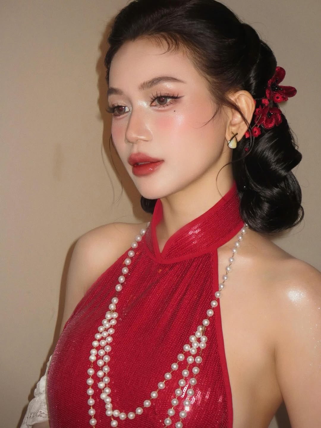 Ngay sau khi đăng tải, loạt ảnh của Sĩ Thanh đã nhận được vô vàn lời khen ngợi từ cộng đồng mạng. Nhiều bình luận không ngớt lời khen ngợi vẻ đẹp quyến rũ, khí chất sang chảnh và khả năng biến hóa đa dạng của nữ ca sĩ. (Ảnh: IGNV)