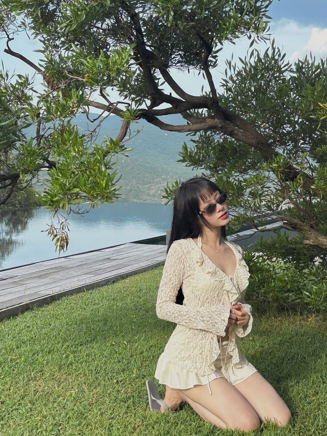 Hơn nữa, sau khi "soi" loạt ảnh, clip do Quỳnh Anh Shyn đăng tải, fan phát hiện chuyến đi không chỉ dừng lại ở số lượng 4 "Em xinh". (Ảnh: IG @mymyismeh)