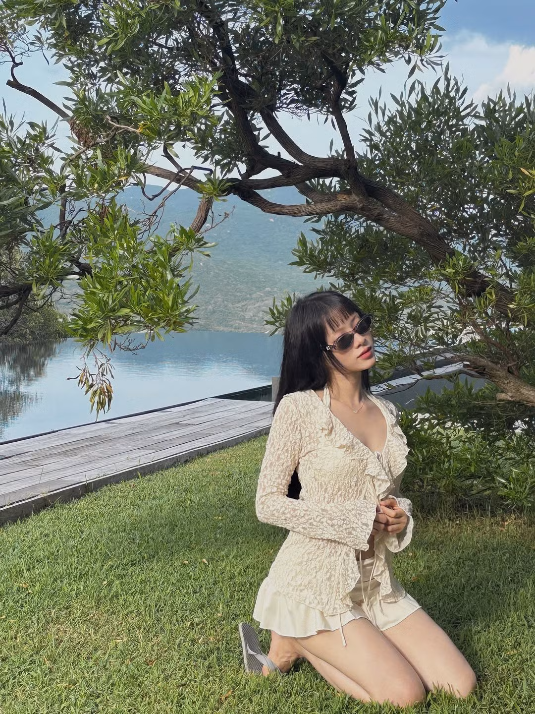 Hơn nữa, sau khi "soi" loạt ảnh, clip do Quỳnh Anh Shyn đăng tải, fan phát hiện chuyến đi không chỉ dừng lại ở số lượng 4 "Em xinh". (Ảnh: IG @mymyismeh)