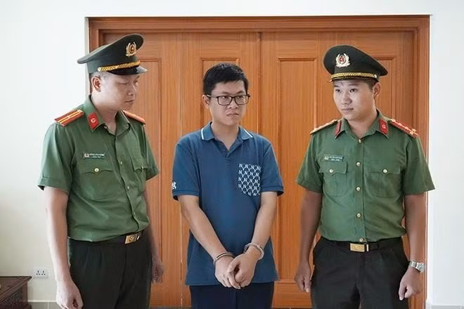 Đinh Mạnh Dũng bị bắt giữ. Ảnh: CACC.