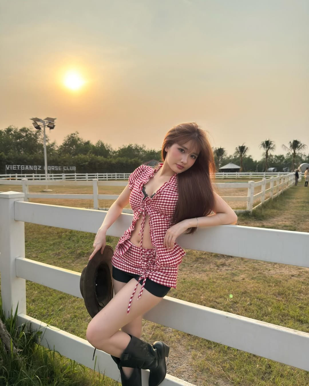 Dù là lúc tạo dáng bên chú ngựa trong chuồng hay khoảnh khắc đùa nghịch cùng chú chó Golden, cô nàng đều toát lên vẻ tràn đầy sức sống. (Ảnh: IGNV)