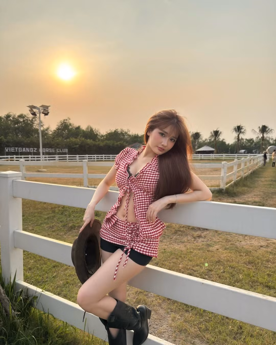 Dù là lúc tạo dáng bên chú ngựa trong chuồng hay khoảnh khắc đùa nghịch cùng chú chó Golden, cô nàng đều toát lên vẻ tràn đầy sức sống. (Ảnh: IGNV)