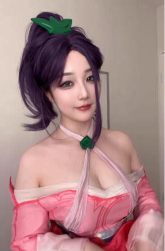 Bộ trang phục được thiết kế vô cùng tỉ mỉ, từ lớp vải voan mỏng manh màu hồng nhạt, lớp váy lót màu hồng đậm, cho đến phần áo trễ vai khoe khéo bờ vai trần quyến rũ. Đường cắt xẻ tinh tế giúp tôn lên vóc dáng gợi cảm của Kiittwy. (Ảnh: IGNV)