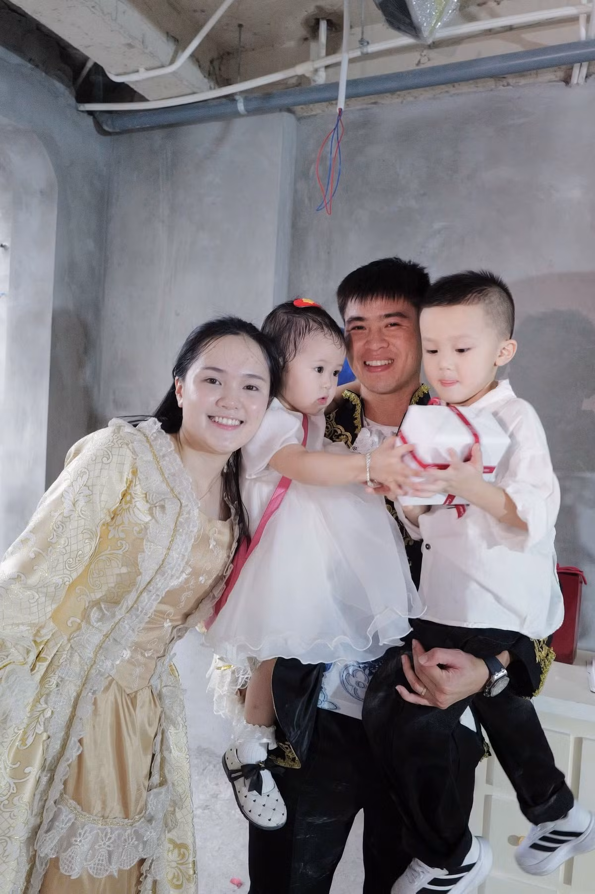 Mới đây, trung vệ Đỗ Duy Mạnh đã chia sẻ loạt hình ảnh mừng sinh nhật do vợ Quỳnh Anh chuẩn bị. Điều đặc biệt là bữa tiệc này được tổ chức với concept "quý tộc" độc đáo, khiến người hâm mộ vô cùng thích thú. (Ảnh: FB Đỗ Duy Mạnh)