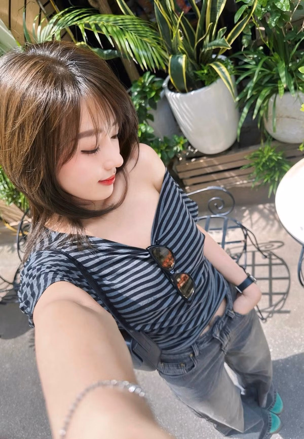 Trong một loạt ảnh được đăng tải lên trang cá nhân, cô nàng diện áo phông trễ vai sọc ngang đen trắng, kết hợp cùng quần jeans ống rộng. Áo trễ vai giúp cô khoe khéo bờ vai thon thả, mang lại vẻ gợi cảm vừa phải. (Ảnh: Facebook Hà Kim)