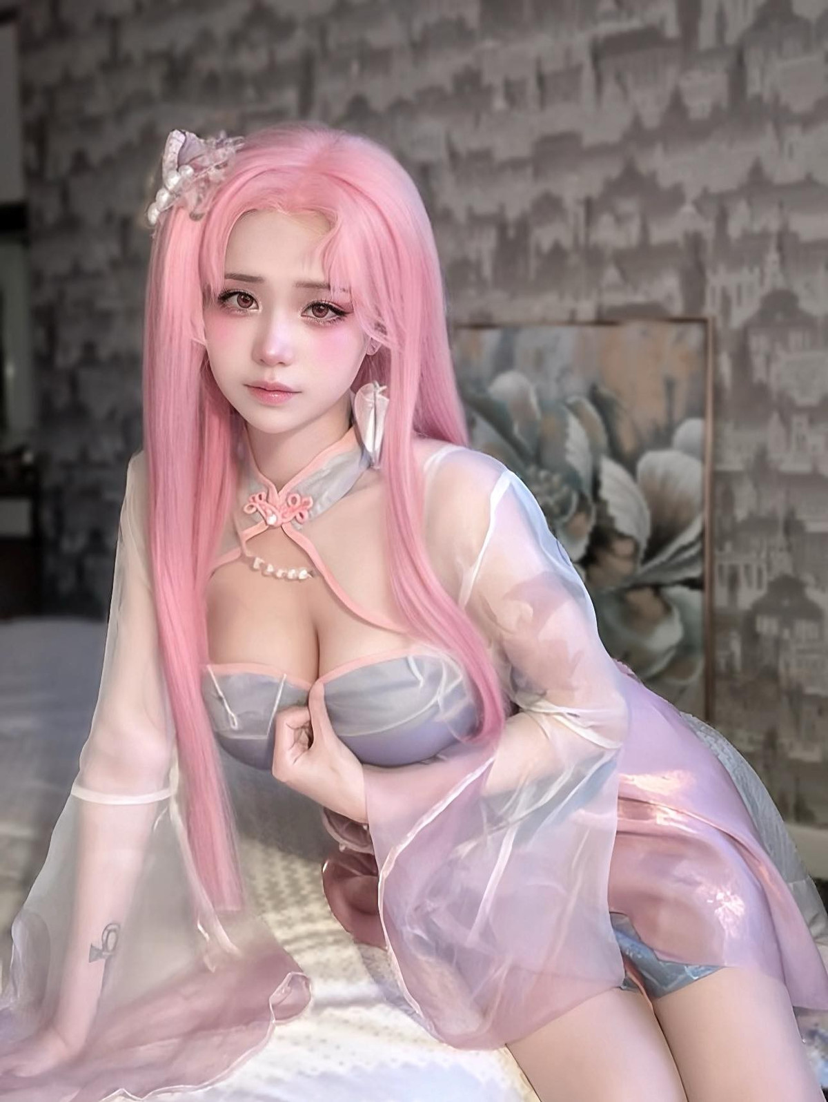 Điển hình như những bộ ảnh cosplay các nhân vật game hoặc anime trong trang phục sexy, hay gần đây nhất là bộ sườn xám cách điệu với chi tiết cut-out táo bạo, khoe trọn vòng một đầy đặn và đường cong cuốn hút.