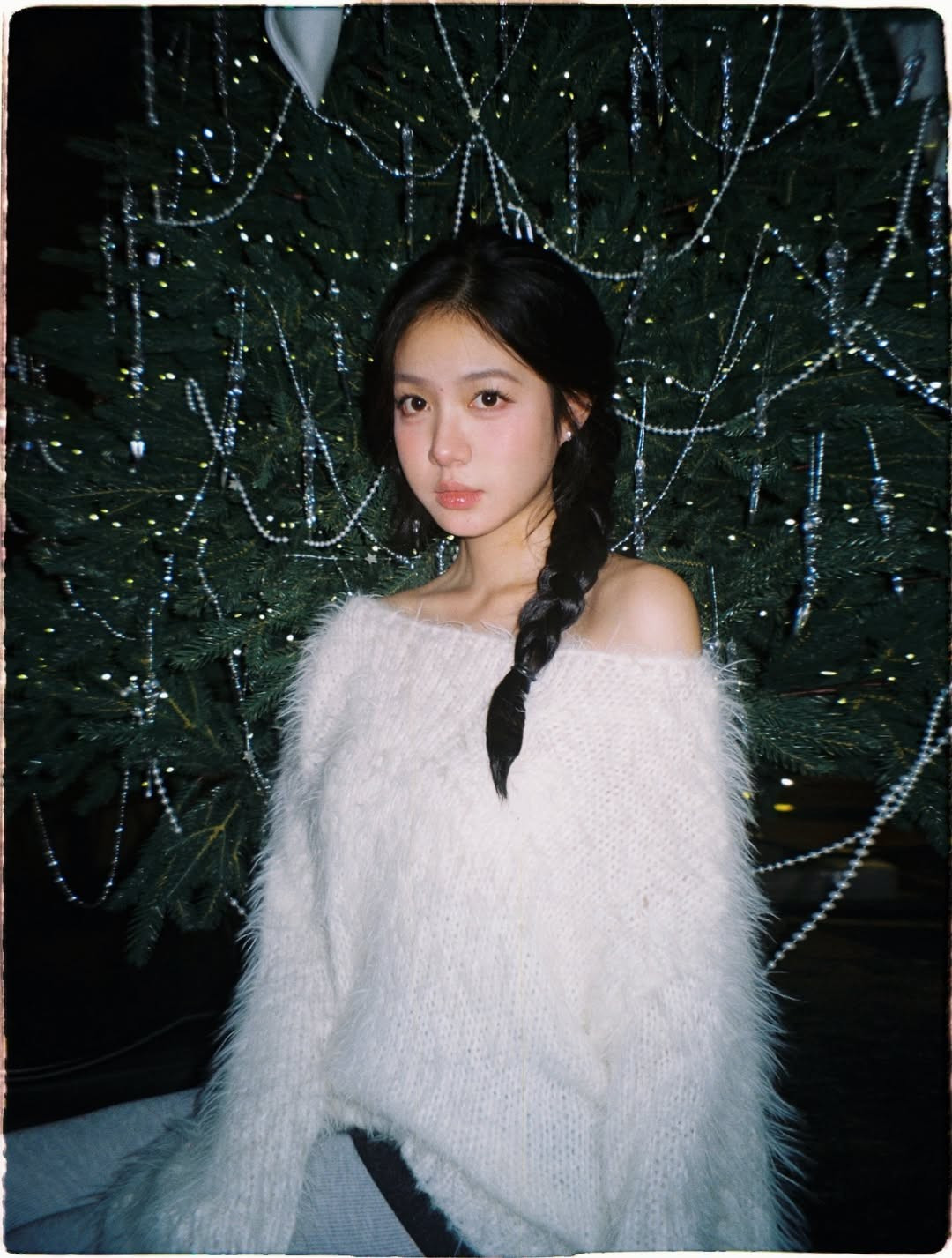 Mái tóc lúc thì buông lơi nhẹ nhàng, lúc lại được tết lại gọn gàng càng làm tăng lên nét nữ tính, thanh thoát của Ánh Nguyệt. (Ảnh: IGNV)