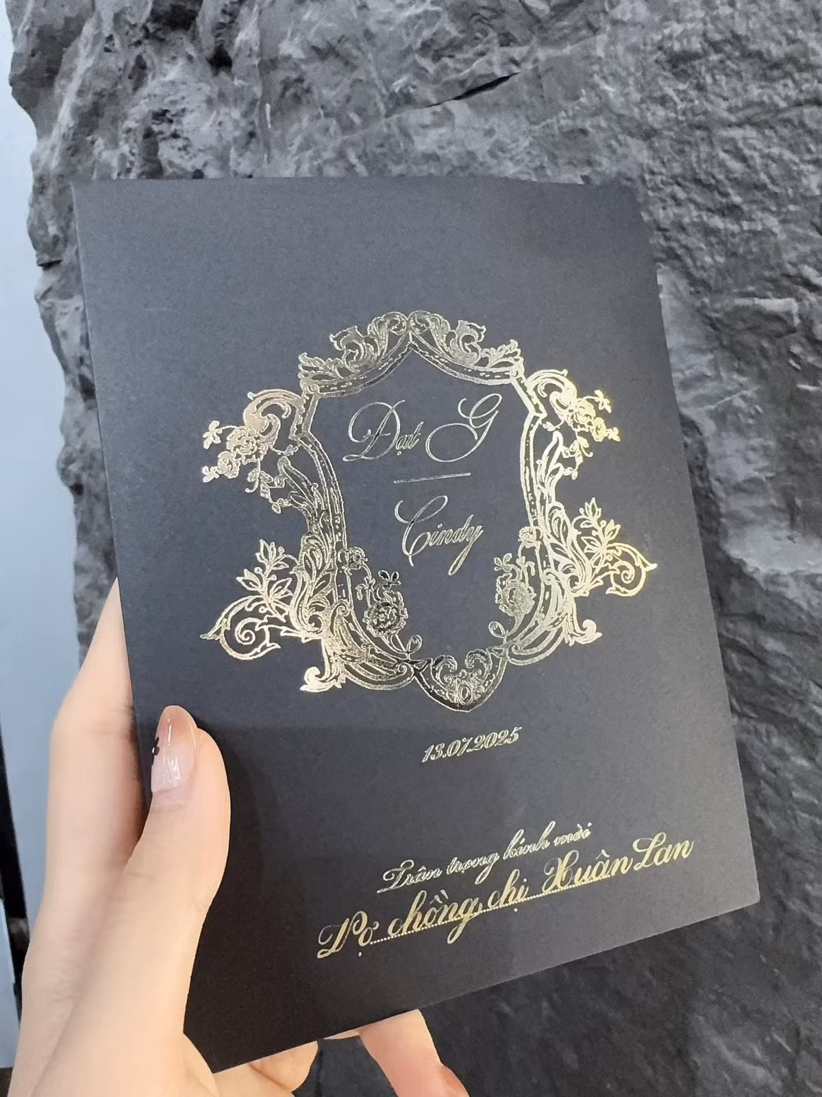 Nhiều khách mời của đám cưới cùng hào hứng đăng tải hình ảnh tấm thiệp mời cùng lời chúc phúc đến cặp đôi. Theo đó, tấm thiệp cưới này có tone màu chủ đạo là đen sử dụng chữ vàng. Việc sử dụng tone màu này cho thiệp cưới nhận về nhiều tranh cãi.