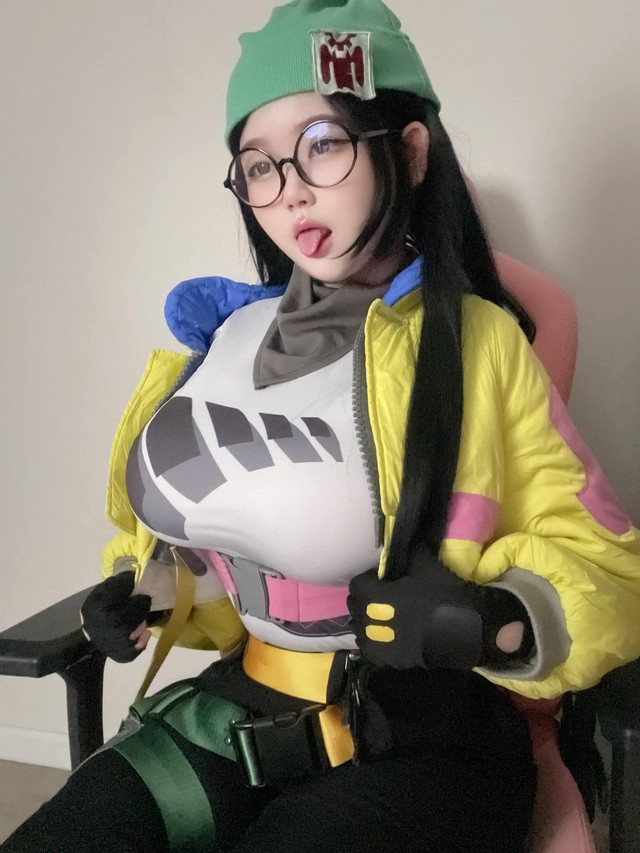 Nữ coser đang gây chú ý này đã làm được điều đó bằng cách kết hợp hoàn hảo giữa vẻ đẹp đối lập: khuôn mặt "thiên thần" và thân hình quyến rũ. (Ảnh: IGNV)