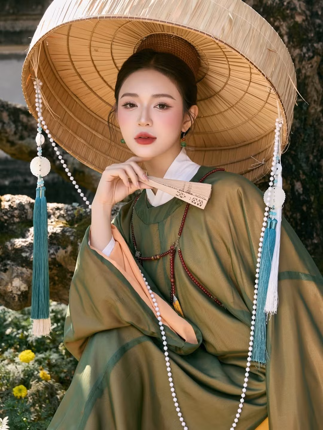 Khác với vẻ hiện đại thường ngày, Hoàng Yến chọn lối trang điểm nhấn vào đôi môi đỏ mận và hàng mi cong vút, làm nổi bật gương mặt thanh tú và ánh mắt biết nói. (Ảnh: IGNV)