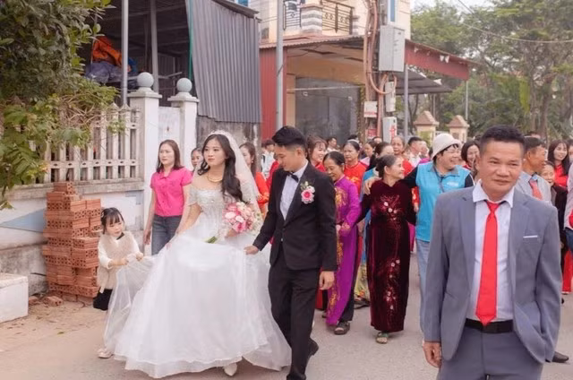 Được biết, đám cưới này diễn ra ở Phú Thọ (trước đây là Vĩnh Phúc). Ý tưởng dùng xe rùa đẩy sính lễ là của chú rể Lê Văn Ninh (25 tuổi). Theo đó, vì hai nhà gần nhau và đường ngõ nhỏ, ô tô không thuận tiện, nên gia đình đã nghĩ ra cách rước dâu độc đáo này.