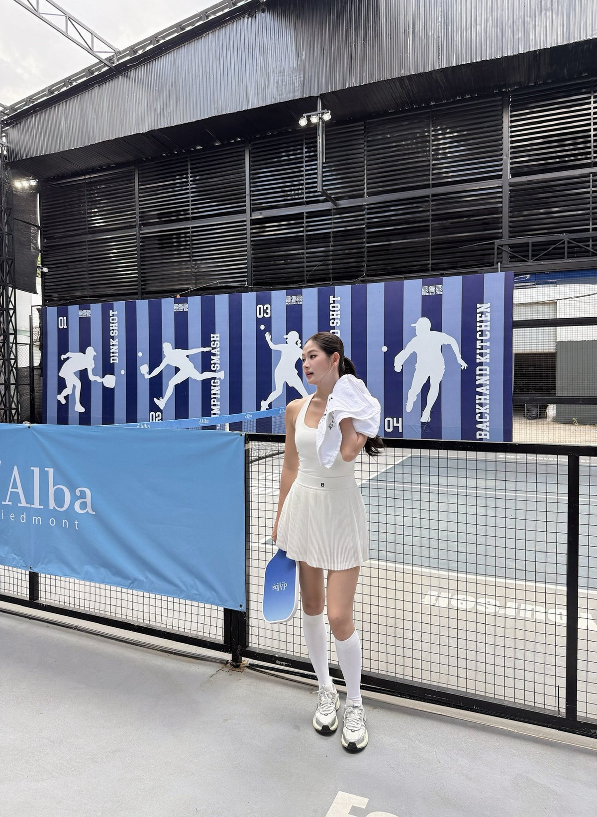 Cô hoàn thiện set đồ bằng đôi tất cổ cao và giày thể thao chunky màu sáng, tạo nên sự kết hợp hoàn hảo giữa thời trang và tính ứng dụng của trang phục thể thao. (Ảnh: FBNV)