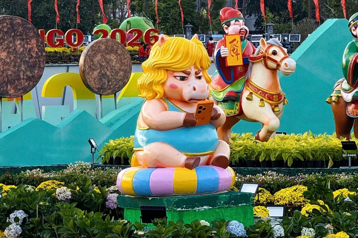 Tâm điểm của mọi sự chú ý chính là chú ngựa với tạo hình một du khách đang đi nghỉ dưỡng. Không phải dáng vẻ phi nước đại, chú ngựa này lại ngồi thong dong trên phao bơi, nhưng biểu cảm gương mặt mới là điều khiến netizen "dậy sóng".