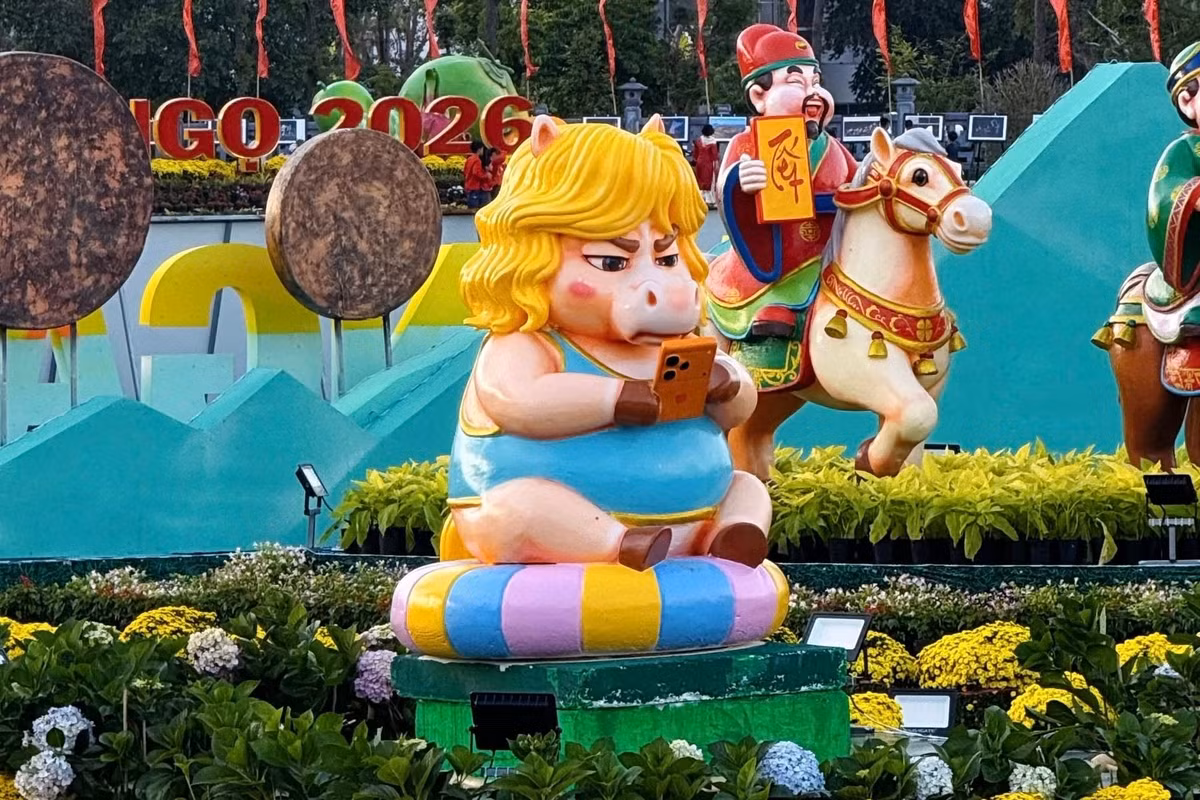 Tâm điểm của mọi sự chú ý chính là chú ngựa với tạo hình một du khách đang đi nghỉ dưỡng. Không phải dáng vẻ phi nước đại, chú ngựa này lại ngồi thong dong trên phao bơi, nhưng biểu cảm gương mặt mới là điều khiến netizen "dậy sóng".