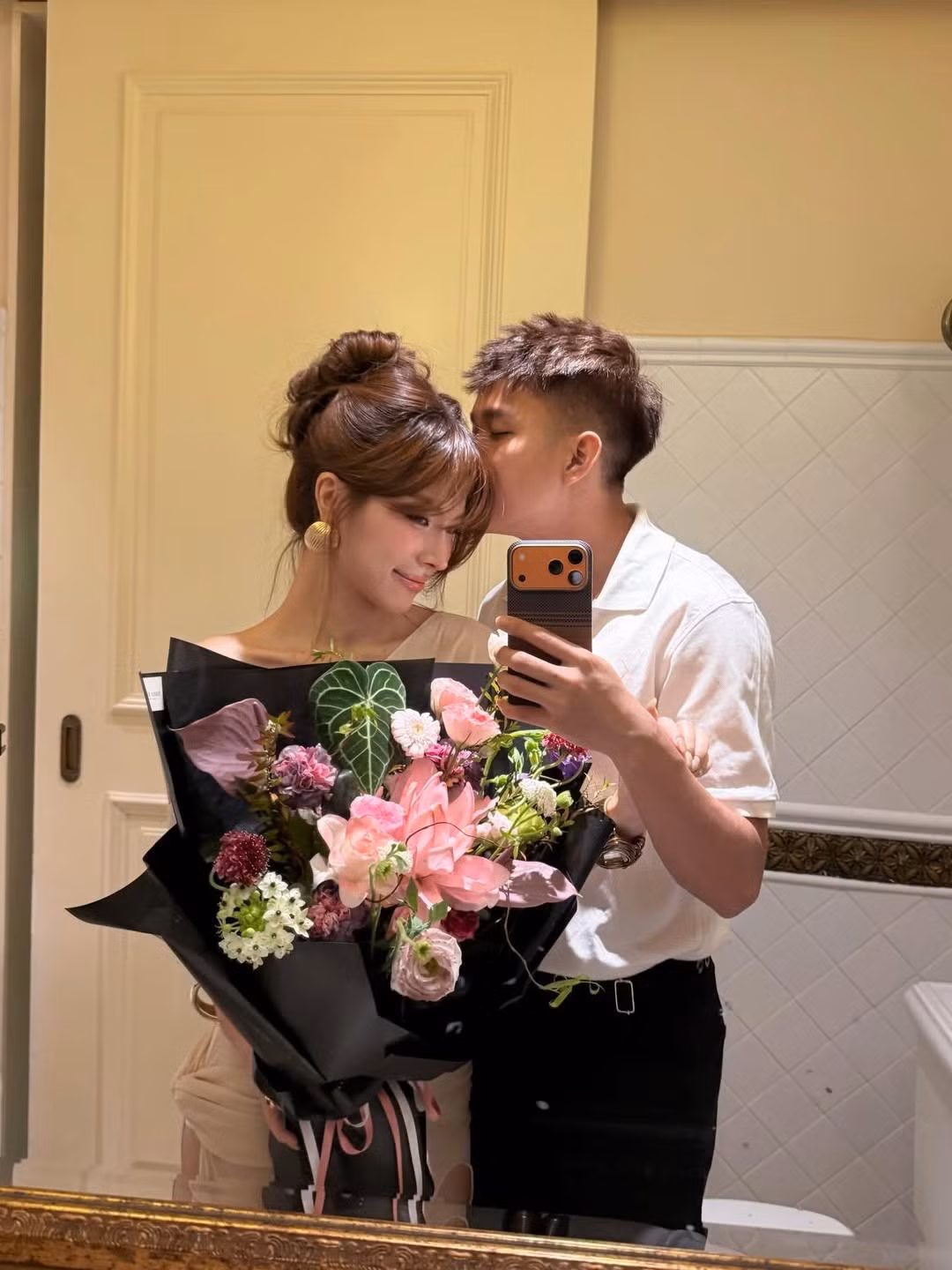 Cặp đôi này luôn khá kín tiếng trên mạng xã hội, và đây là một trong số ít lần Thụy Hân công khai khoảnh khắc thân mật có mặt nam tiền đạo.