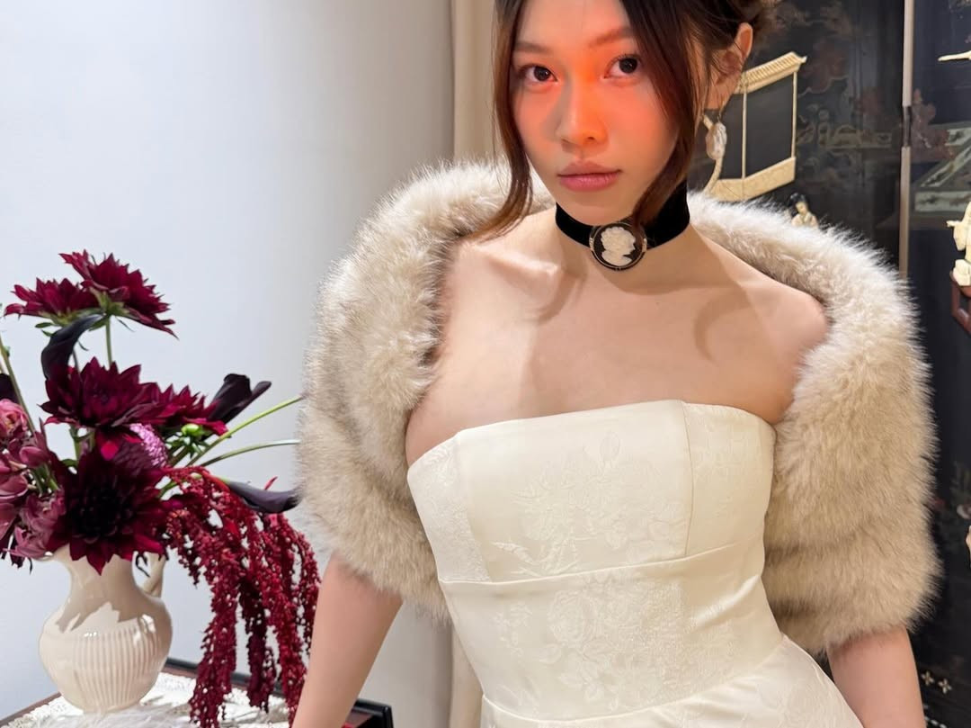 Trong những hình ảnh vừa chia sẻ, Ly Phạm chọn cho mình phong cách sang trọng, cổ điển nhưng không kém phần gợi cảm. Điểm nhấn là chiếc váy quây màu trắng kem với họa tiết in chìm tinh xảo, giúp tôn lên bờ vai trần thon thả và làn da trắng mịn màng. (Ảnh: IGNV)