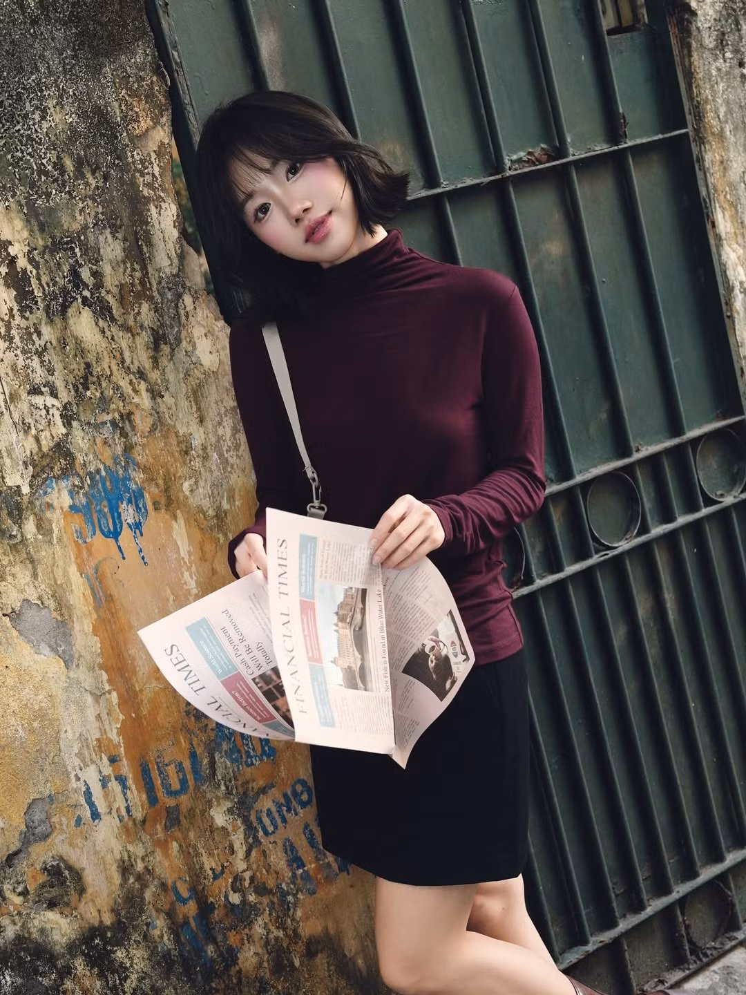 Loạt ảnh được chụp tại nhiều bối cảnh khác nhau, từ ngoại cảnh rực nắng với mảng tường cũ kĩ, khu vực cầu thang với mảng gạch xanh bắt mắt, cho đến bên trong khoang tàu điện. (Ảnh: IGNV)