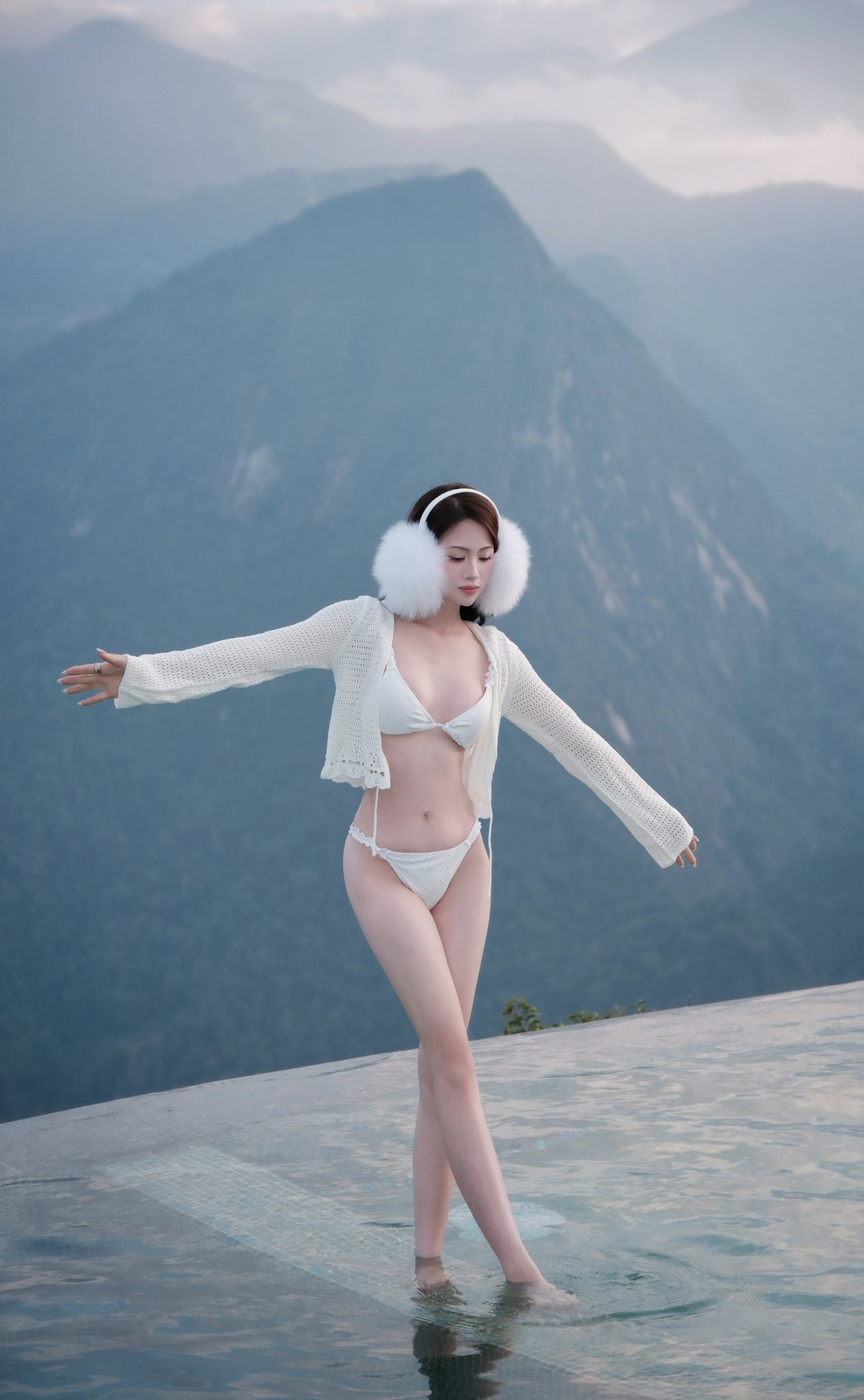 Tuy nhiên, bên cạnh những lời khen ngợi về vóc dáng và ý tưởng táo bạo, bộ ảnh cũng phải hứng chịu hàng loạt bình luận tiêu cực, thậm chí khiếm nhã từ một bộ phận cư dân mạng. (Ảnh: FBNV)