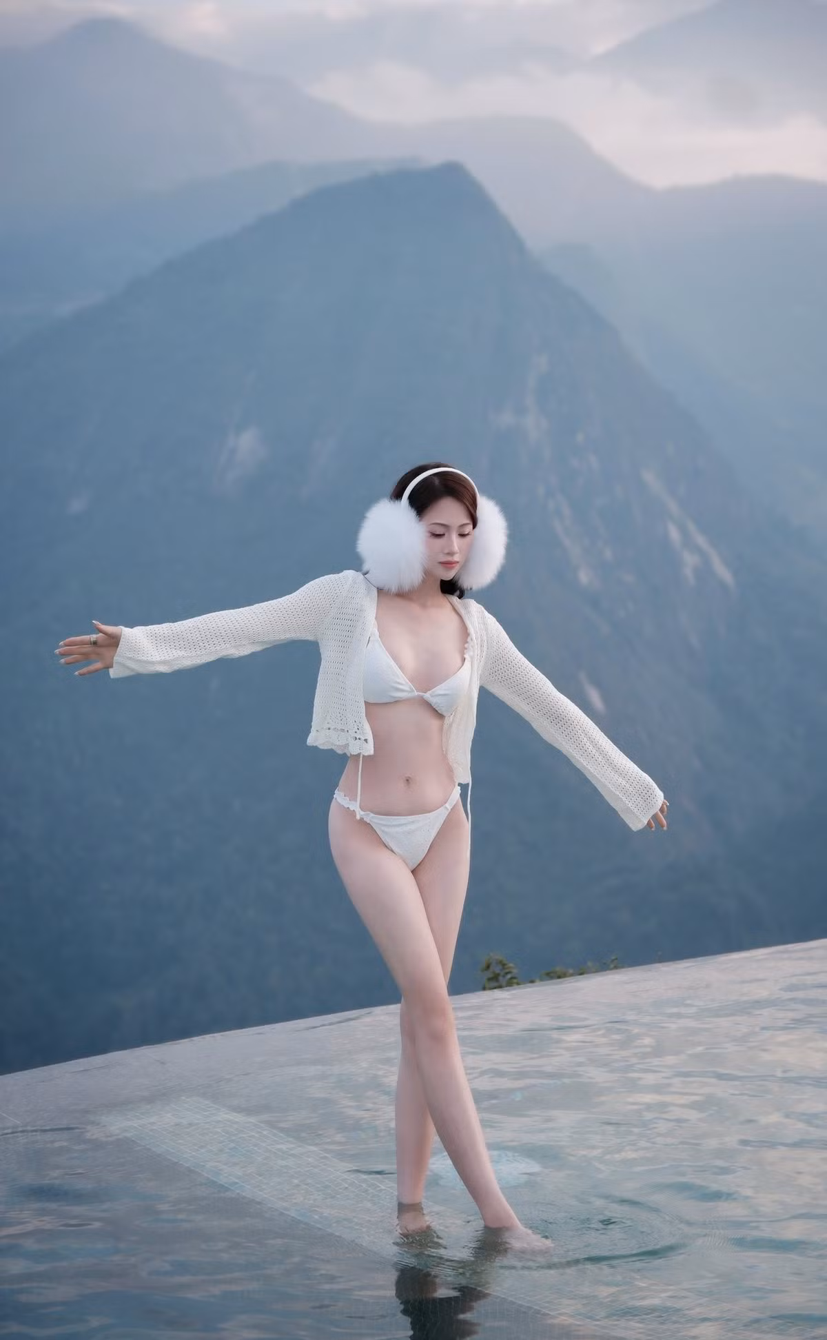 Tuy nhiên, bên cạnh những lời khen ngợi về vóc dáng và ý tưởng táo bạo, bộ ảnh cũng phải hứng chịu hàng loạt bình luận tiêu cực, thậm chí khiếm nhã từ một bộ phận cư dân mạng. (Ảnh: FBNV)