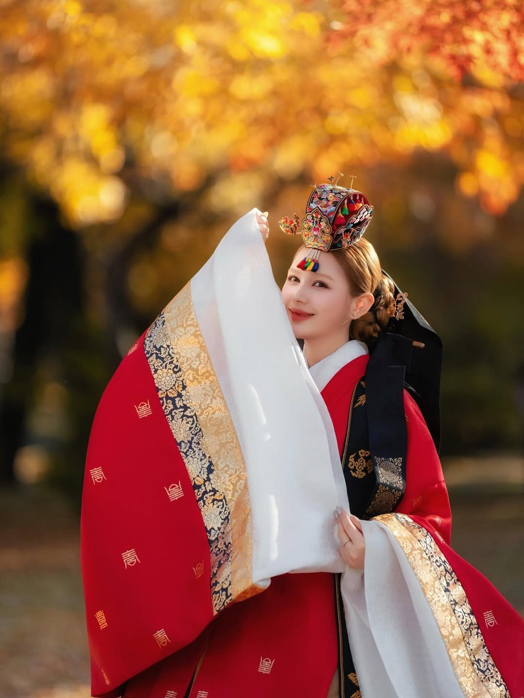 Lối trang điểm nhẹ nhàng, tôn lên đôi mắt và sống mũi cao giúp cô trông dịu dàng nhưng vẫn giữ được khí chất sang trọng. (Ảnh: IGNV)