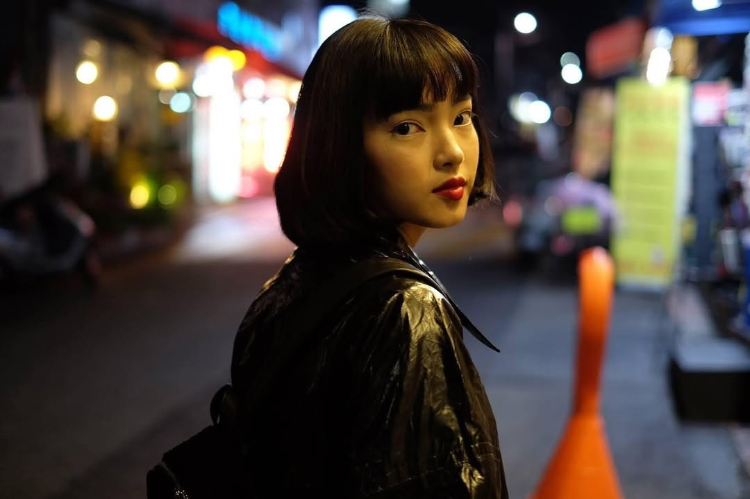 Ngay từ những năm 2014 - 2016, khi trào lưu "hot girl" môi mỏng, mắt bồ câu đang thịnh hành, Châu Bùi đã nổi lên như một làn gió mới với vẻ đẹp lệch chuẩn nhưng cực kỳ hút mắt. Cô sở hữu đôi mắt sắc lạnh, bờ môi dày gợi cảm và gương mặt góc cạnh đậm chất điện ảnh. (Ảnh: IGNV)