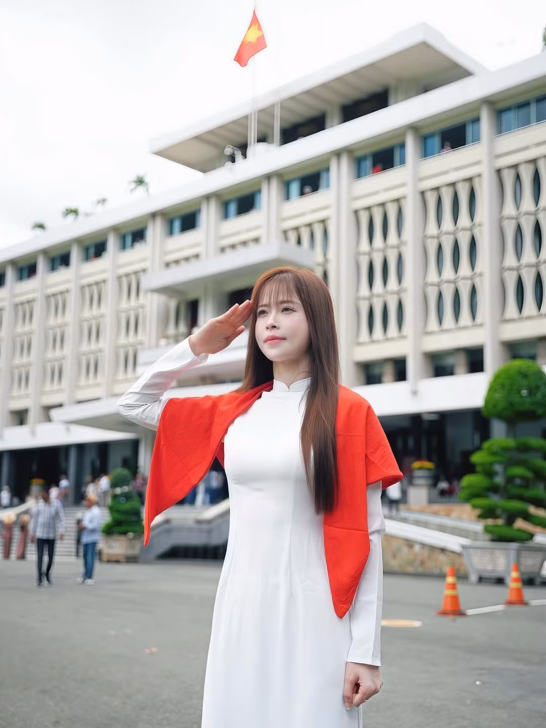 "Chị đẹp" Châu Tuyết Vân chia sẻ những hình ảnh đẹp của mình được chụp tại Dinh Độc Lập, nhận về nhiều lời khen ngợi, xuýt xoa. (Ảnh: FBNV)