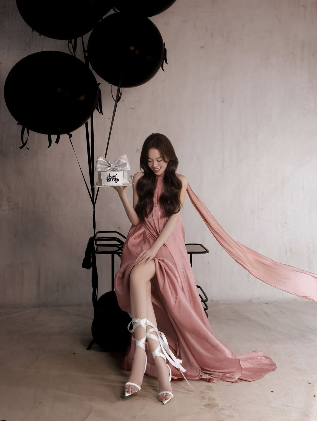 Mới đây, cộng đồng mạng đã không khỏi xuýt xoa trước loạt ảnh sinh nhật tuyệt đẹp của Tiktoker Mèo Trái Đất (tên thật là Dương Thị Phương, sinh năm 1999). (Ảnh: IGNV)