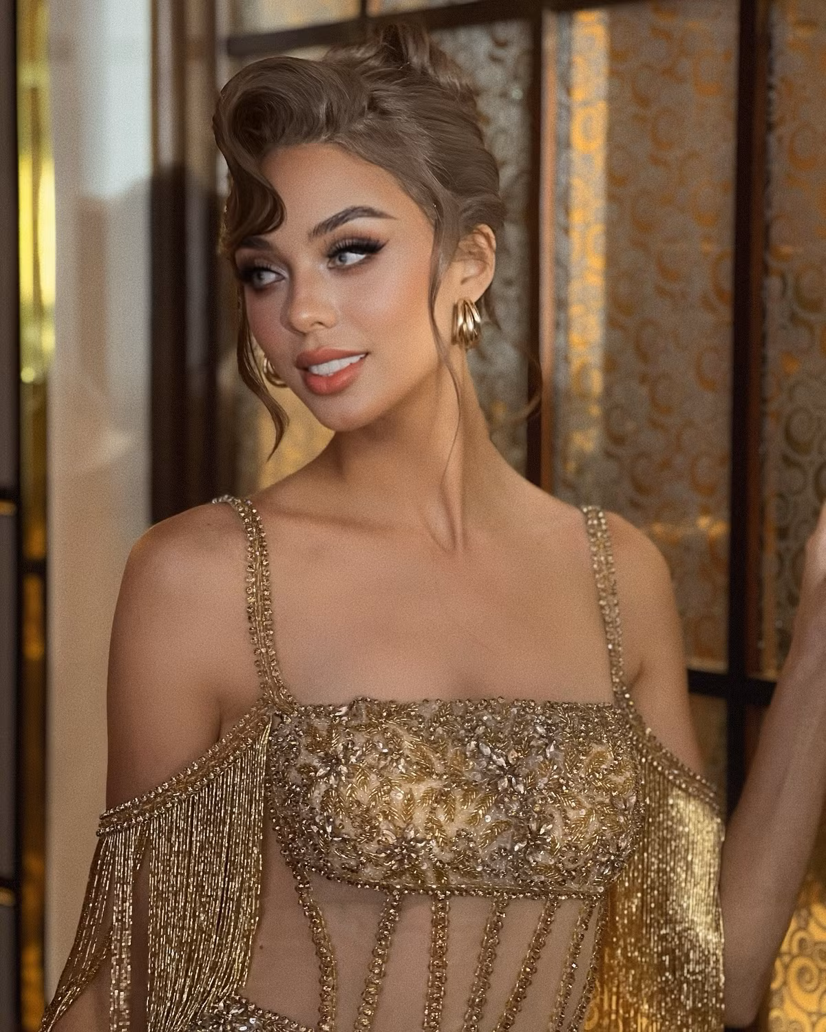 Mái tóc búi cao cổ điển kết hợp với layout makeup sắc sảo càng tôn lên nét đẹp phươngTây nổi bật của Dianka. Ánh nhìn tự tin cùng nụ cười nhẹ nhàng giúp cô dễ dàng chiếm trọn mọi ống kính – dù chỉ đứng yên, cô vẫn nổi bật giữa “rừng” mỹ nhân.