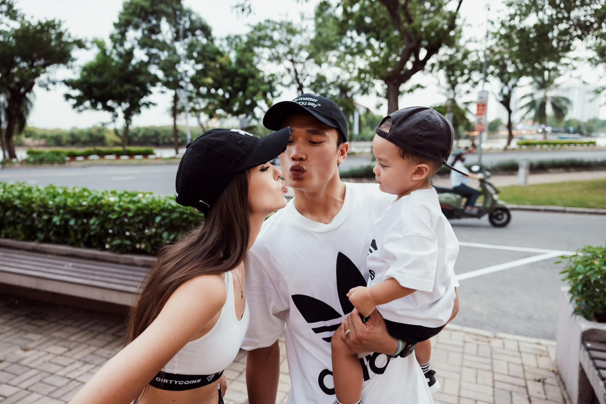 Chuyện tình của Dianka Zakhidova và thủ môn Bùi Tiến Dũng khiến người hâm mộ không khỏi xuýt xoa ghen tị.
