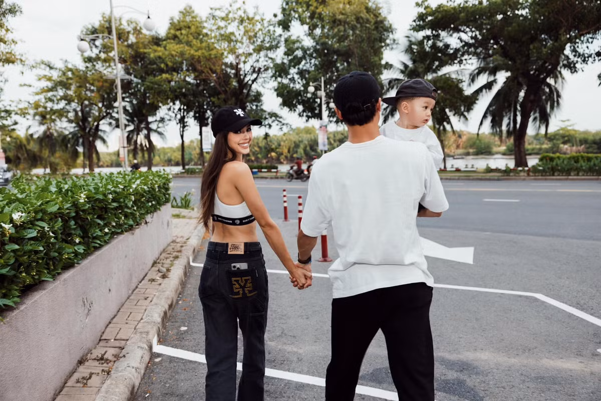 Những lần trình diễn thời trang, vợ Bùi Tiến Dũng đều tranh thủ về nhà ngay trong đêm để đoàn tụ cùng chồng con.