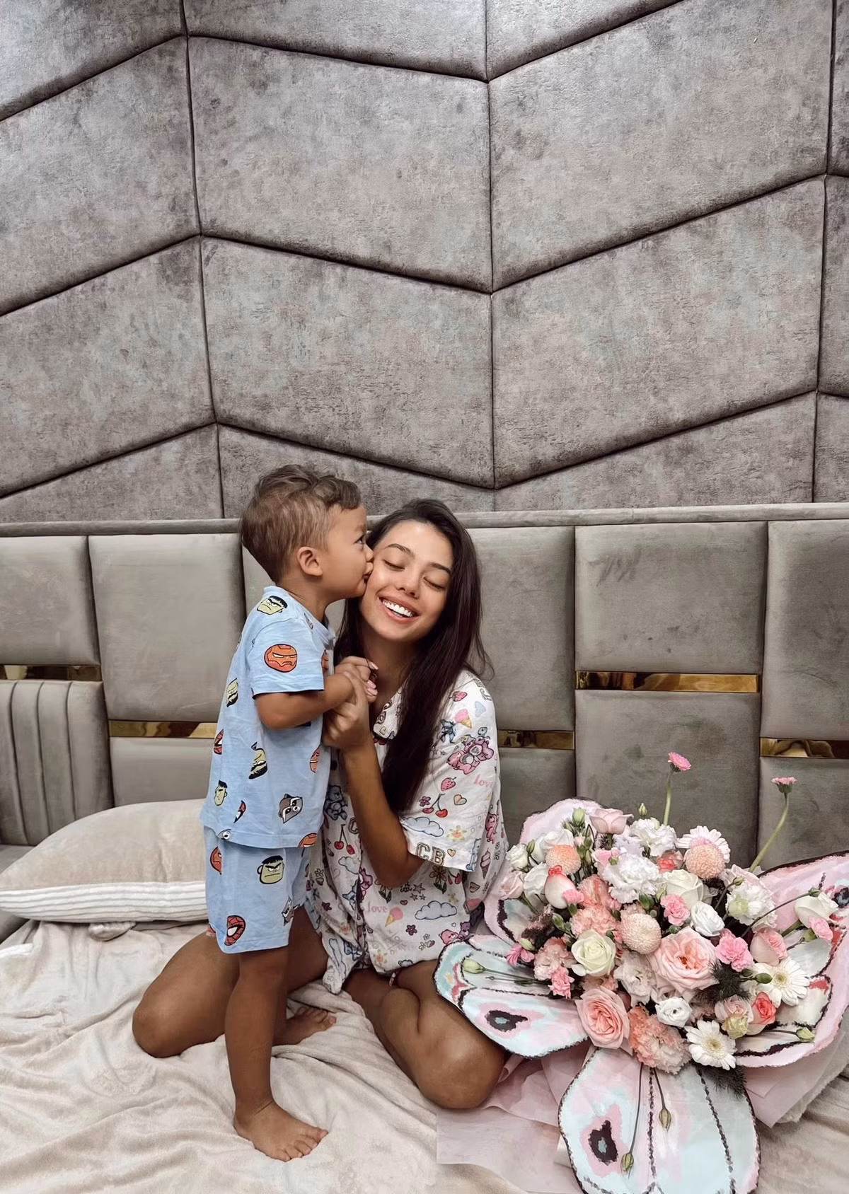 Dianka thường dành thời gian đến cổ vũ chồng trong những trận đấu bóng đá. Cô cũng học thêm tiếng Việt để có thể giao tiếp thuận tiện hơn.