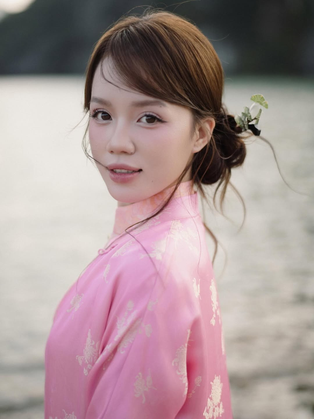 Giữa không gian bao la của núi đá vôi và dòng nước xanh mướt của Tràng An, sắc hồng của tà áo như một điểm nhấn dịu mắt, tạo nên một bức tranh tổng thể vô cùng hài hòa. (Ảnh: IGNV)