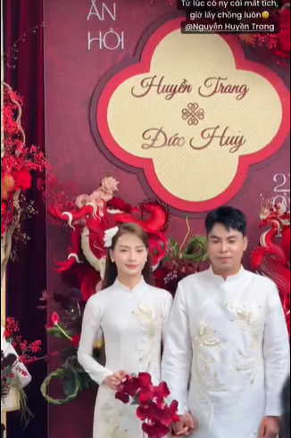 Trong ngày trọng đại, MC Mù Tạt chiếm trọn "spotlight" khi diện chiếc áo dài truyền thống thướt tha. Lối trang điểm tự nhiên làm tôn lên những đường nét thanh tú và nụ cười rạng rỡ thường trực trên môi cô. Trong khi đó Đức Huy lịch lãm đứng bên cạnh cũng không kém phần hạnh phúc.