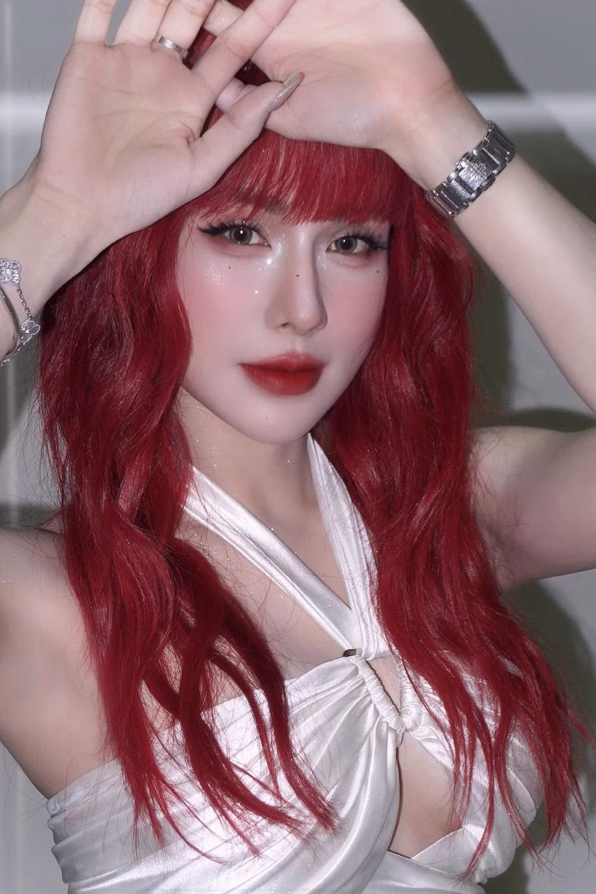 Không cần trang phục quá cầu kỳ, chính mái tóc đỏ là “vũ khí” giúp mỹ nhân sinh năm 1989 trở nên nổi bật và chiếm trọn spotlight mỗi khi xuất hiện.