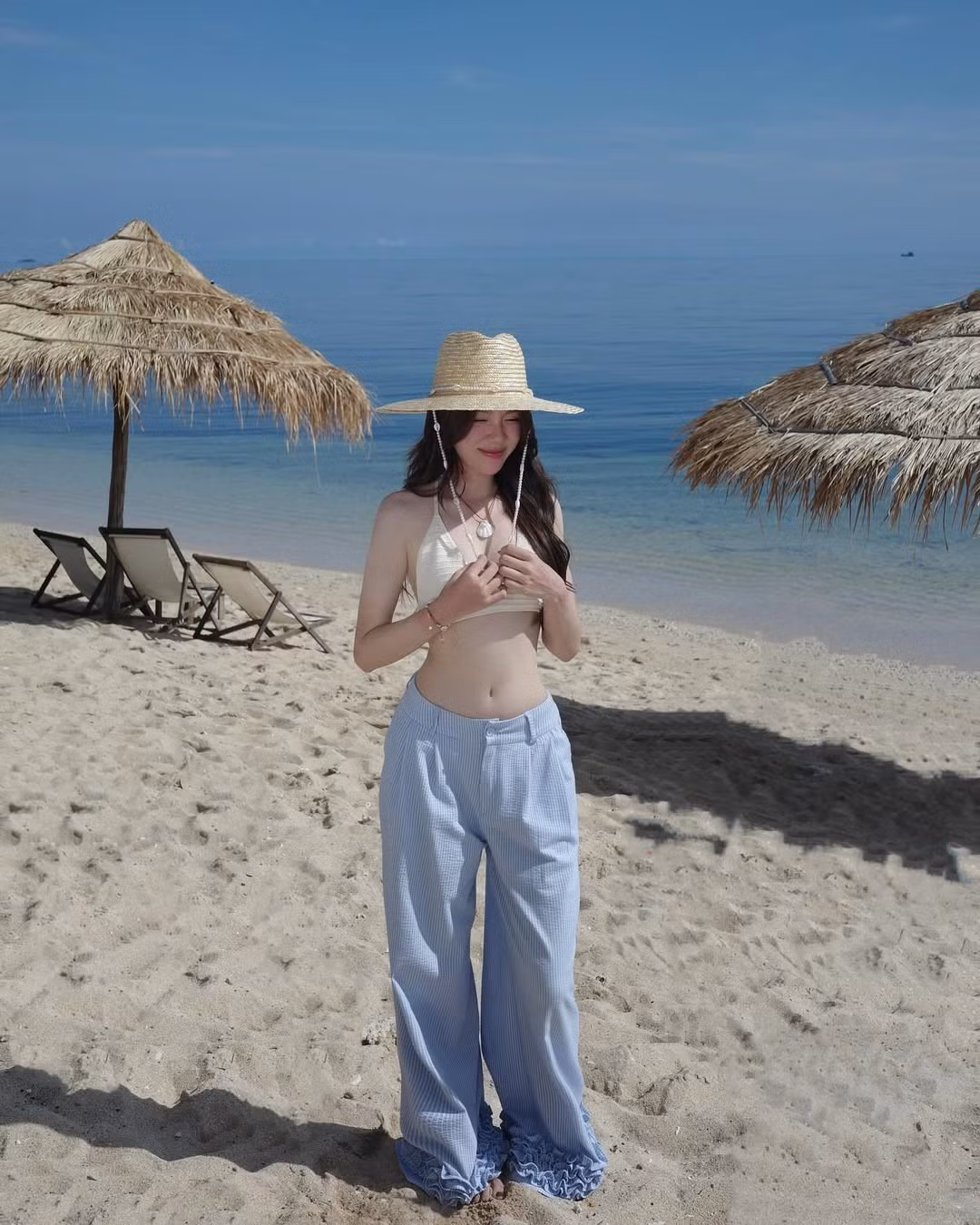 Điểm nhấn nằm ở phần vòng eo con kiến được tôn lên một cách khéo léo nhờ thiết kế hở eo vừa đủ, không phô trương mà vẫn quyến rũ đến nghẹt thở.