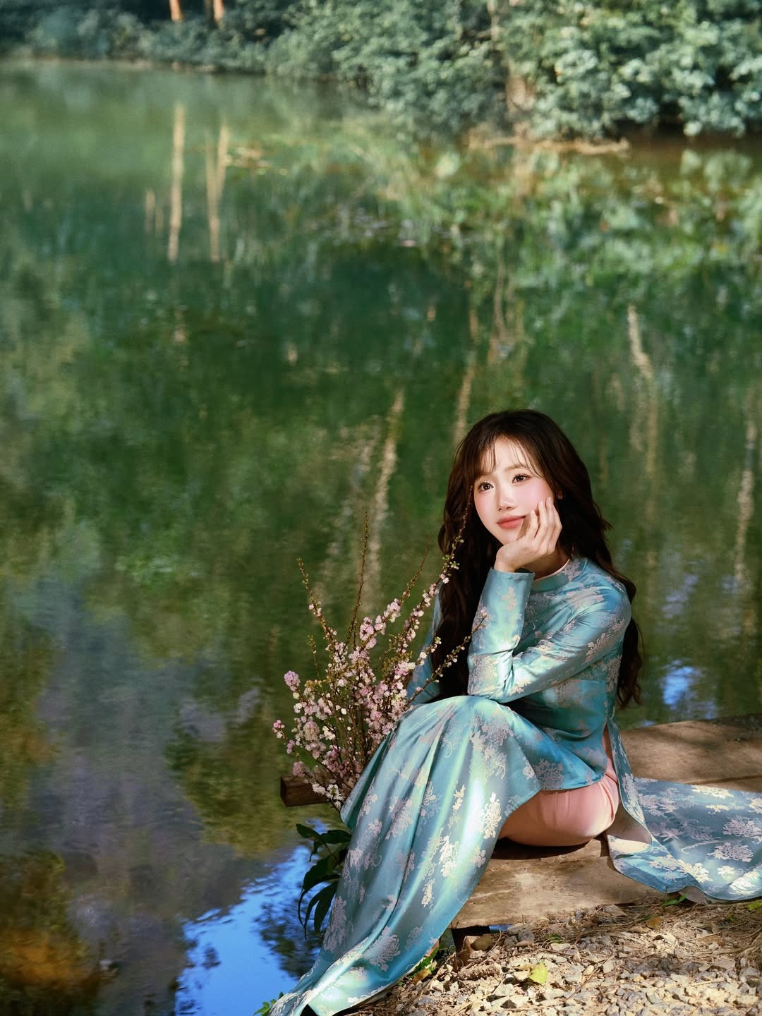 Sở hữu gương mặt thanh tú, nụ cười tỏa nắng và mái tóc xoăn dài buông xõa, Meichan không cần trang điểm cầu kỳ vẫn toát lên thần thái của một "nàng thơ". (Ảnh: IGNV)