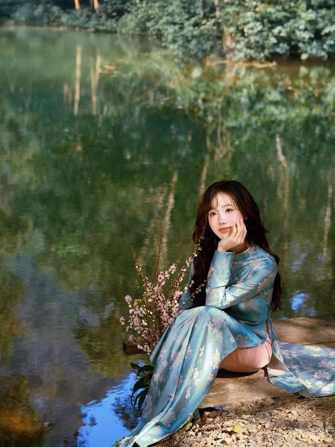 Sở hữu gương mặt thanh tú, nụ cười tỏa nắng và mái tóc xoăn dài buông xõa, Meichan không cần trang điểm cầu kỳ vẫn toát lên thần thái của một "nàng thơ". (Ảnh: IGNV)