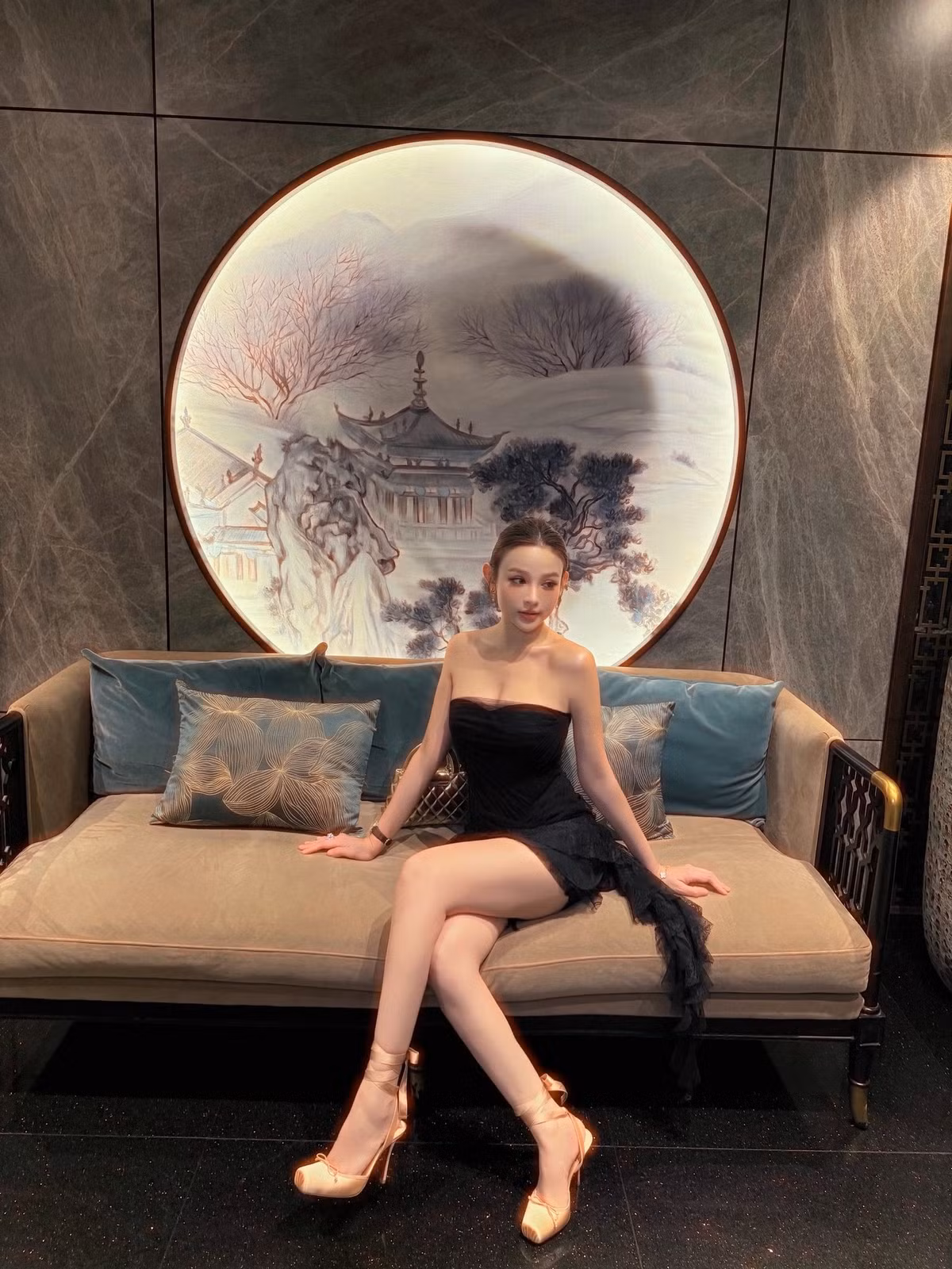 Trong loạt ảnh mới nhất được đăng tải lên trang cá nhân, Huyền Baby diện chiếc đầm đen ôm sát, khoe trọn vóc dáng thon gọn, nóng bỏng dù đã là mẹ hai con. (Ảnh: FBNV)