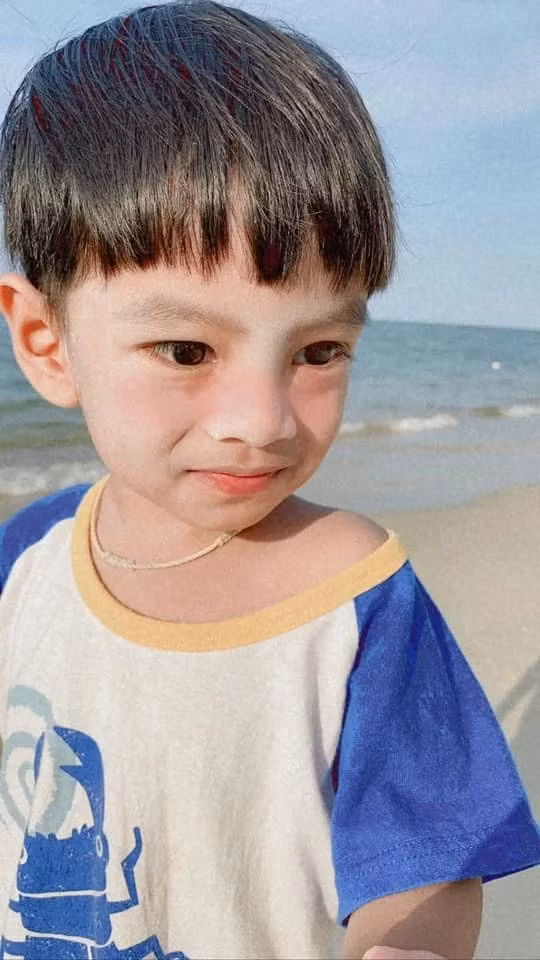 Hiện tại, Arsya đã được 8 tuổi và sống cùng mẹ ruột là chị Paeisa Seng tại Bangkok, Thái Lan. Mẹ cậu bé là một phụ nữ có gương mặt thanh tú, nét đẹp Á Đông và thường xuyên cập nhật hình ảnh con trai trên mạng xã hội.