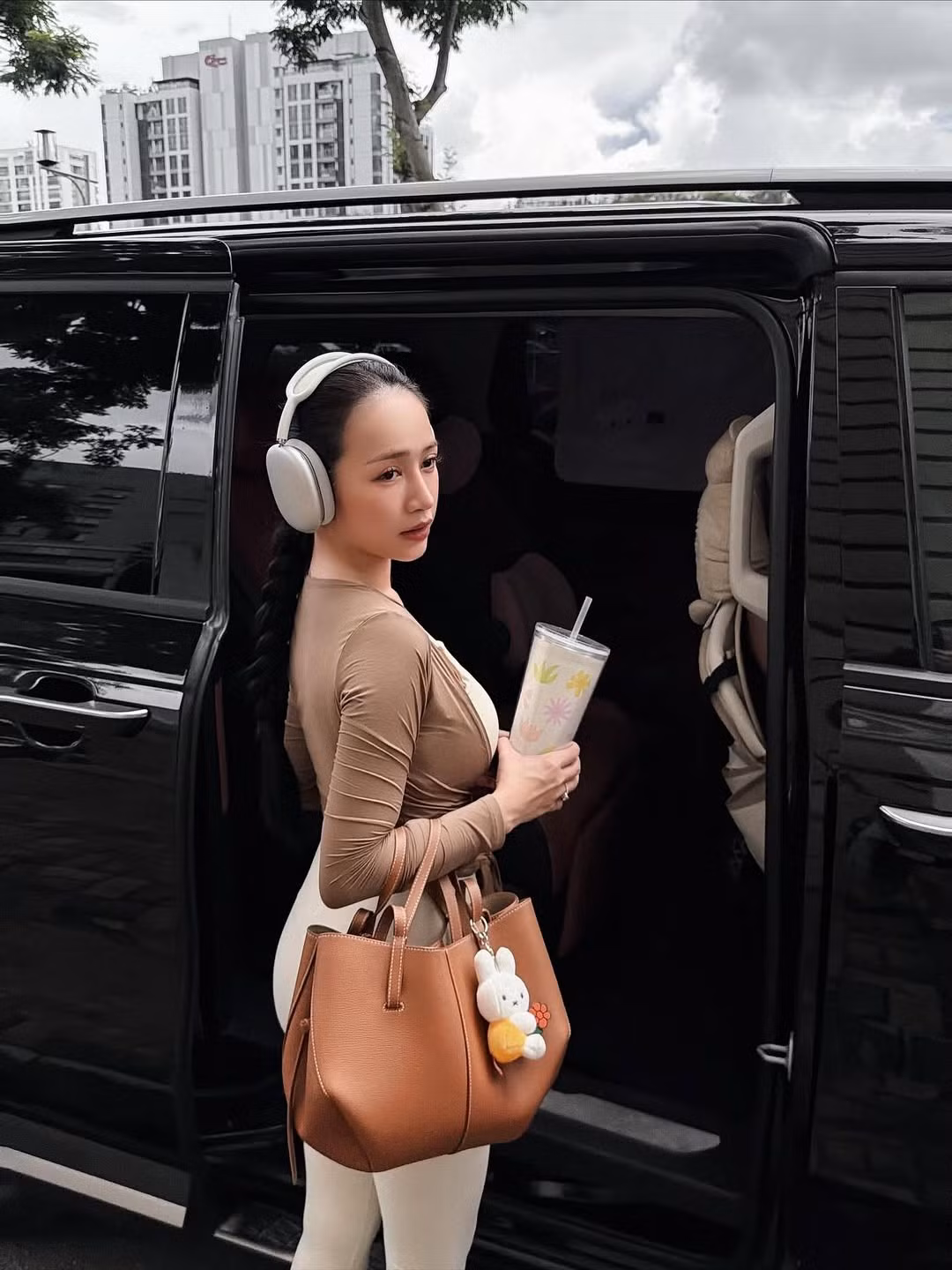 Cô diện một chiếc áo croptop dài tay, phối màu nâu và be, kết hợp với quần legging cạp cao màu kem. Thiết kế bó sát không chỉ tôn lên vòng eo con kiến mà còn khoe được đường cong quyến rũ. (Ảnh: FBNV)