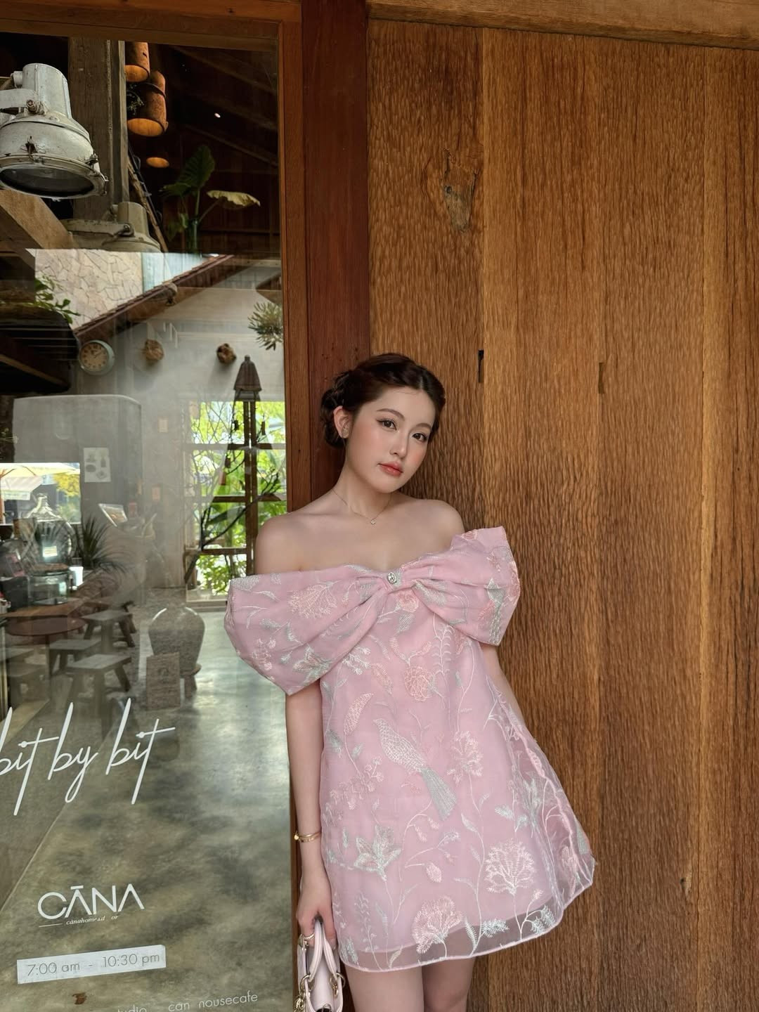 Không cần trang điểm cầu kỳ, lối make-up tông hồng đào trong trẻo cùng kiểu tóc búi thấp giúp Mỹ Hàn toát lên vẻ đoan trang, đài các của một tiểu thư chính hiệu. (Ảnh: IGNV)